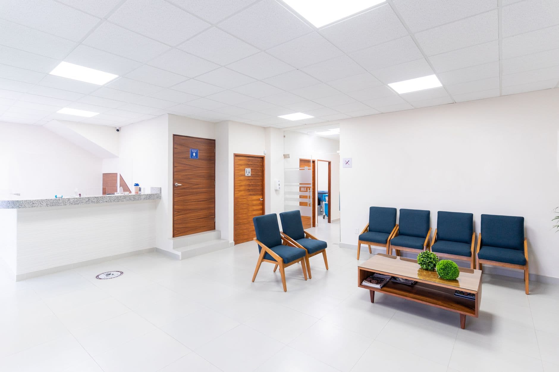 Rustig kliniekinterieur in daglicht